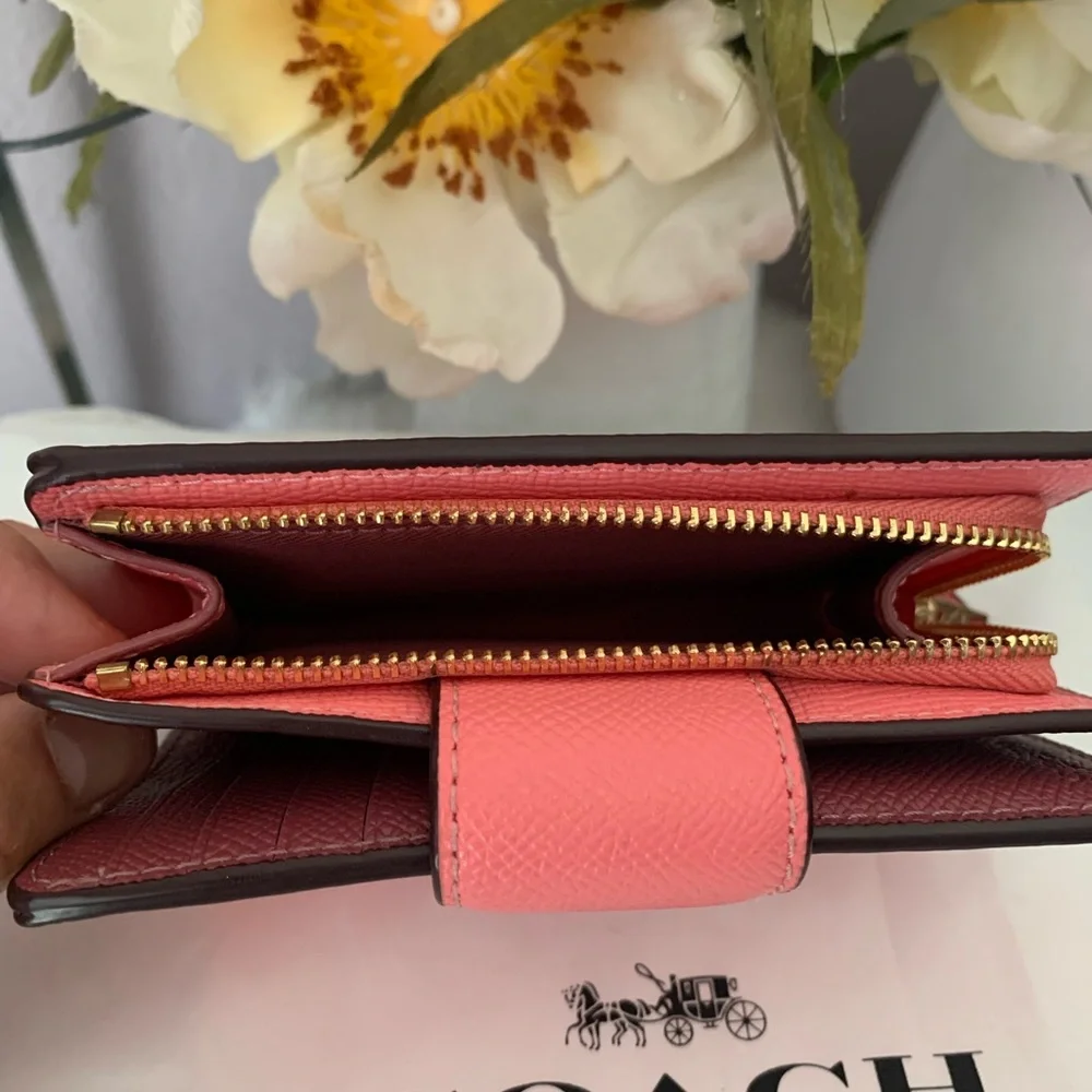 NWOT Coach Medium Leather Corner Zip Wallet